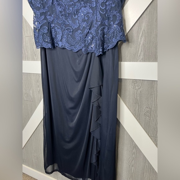 311. Alex Evenings Elegant Navy Blue Lace Evening Dress - Picture 5 of 13